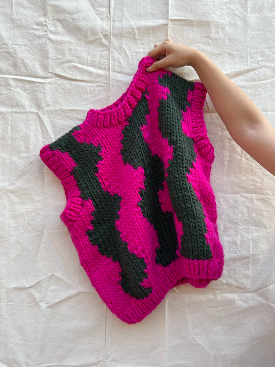 KNITTED WOOL VEST - WAVES - Heritage green & Hot pink